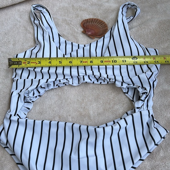 Stripe/ ruffle swimsuit - Picture 5 of 6